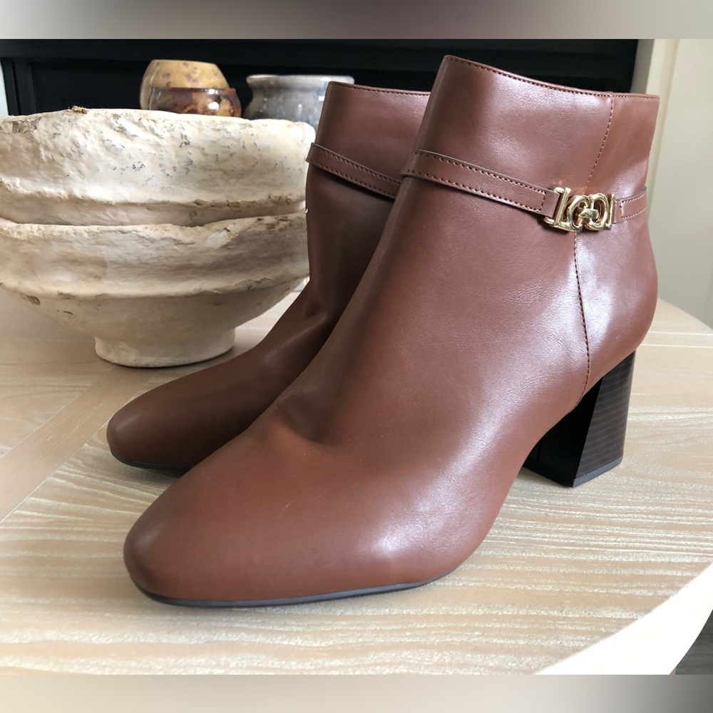 Liz Claiborne|NWOT Faux brown leather booties with chunky block heel•••Size 10W